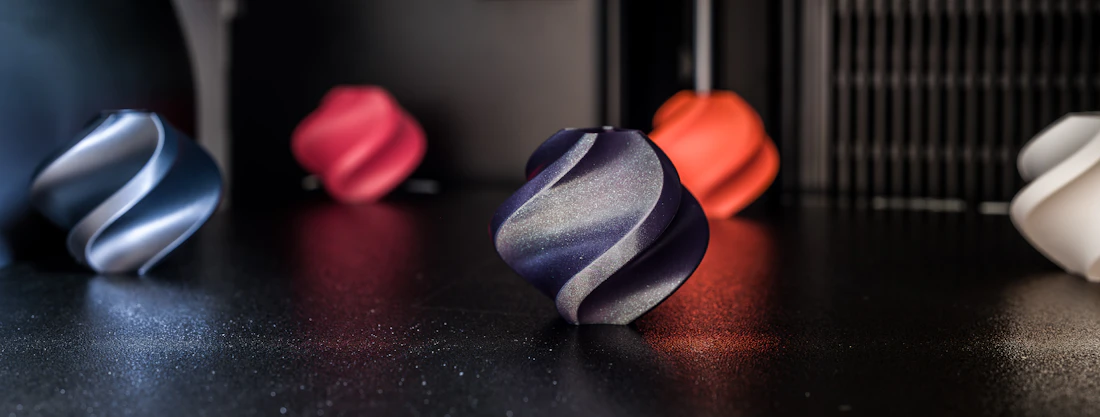 3D yazıcıyla basılmış spiral formlu renkli objeler